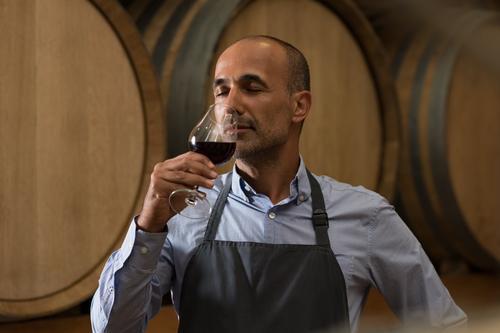 Mann genießt Wein